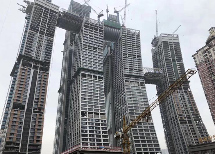 重慶來福士廣場景觀天橋結(jié)構(gòu)提升（提升重量3x900噸 ，提升高度203米）